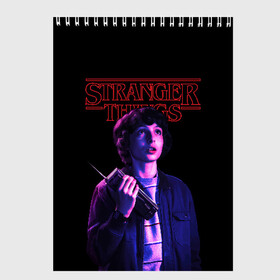 Скетчбук с принтом STRANGER THINGS - Майк в Рязани, 100% бумага
 | 48 листов, плотность листов — 100 г/м2, плотность картонной обложки — 250 г/м2. Листы скреплены сверху удобной пружинной спиралью | 011 | down | eleven | netflix | season | series | strange | stranger | things | upside | дела | дина | загадочные | монстр | монстры | одиннадцать | очень | сезон | сериал | сериалы | события | странные | ужасы