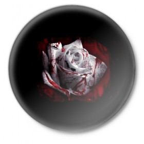 Значок с принтом Кровавая роза в Рязани,  металл | круглая форма, металлическая застежка в виде булавки | Тематика изображения на принте: брызги | кровавая роза | кровь | роза | цветы