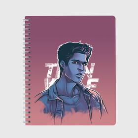 Тетрадь с принтом Teen Wolf Scott McCall в Рязани, 100% бумага | 48 листов, плотность листов — 60 г/м2, плотность картонной обложки — 250 г/м2. Листы скреплены сбоку удобной пружинной спиралью. Уголки страниц и обложки скругленные. Цвет линий — светло-серый
 | alpha | beta | derek | derek hale | omega | scott | scott mccall | serial | stiles | stiles stilinski | teen wolf | wolf | бета | волк | волки | волчонок | дерек | дерек хейл | оборотень | оборотни | ольфа | омега | сериал | скотт | скотт макколл | стайлз